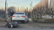 Ruta 65: fuerte choque entre una moto y un auto en el ingreso a las canchas de tenis