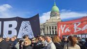 Incidentes en la protesta de jubilados y trabajadores del Garrahan frente al Congreso