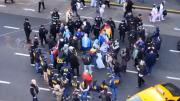 Jubilados increparon a un subcomisario de la Policía Federal: “Nosotros les pagamos el sueldo”