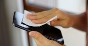 El secreto del vinagre para limpiar la pantalla del celular y la notebook sin que se dañen