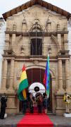 Con la iza de la bandera y la entonación del Himno Nacional, comienzan los festejos en el día del Bicentenario de Bolivia