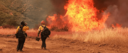 Incendio en California amenaza viviendas y deja tres heridos