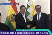 Canciller de Venezuela obsequia a Arce una réplica de la espada del Libertador Simón Bolívar