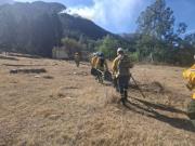 Unos 60 bomberos se mantienen en Sama para el enfriamiento de la zona