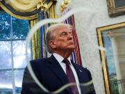 Oro de 24 quilates y cristal: el llamativo regalo de Apple para Donald Trump tras anunciar una monstruosa inversión en el Salón Oval