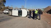 Perdió el control, chocó contra el guardarraíl y volcó sobre la Ruta 7