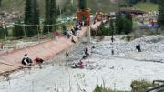 Colapsó un puente peatonal colgante en China y murieron al menos cinco personas: el momento de la caída