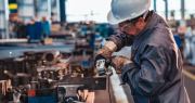 Según el INDEC, la industria y la construcción repuntaron en el interanual