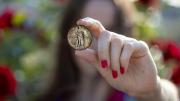 Remuneran con más de 152 mil dólares al feliz propietario de esta moneda de 25 centavos