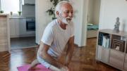 5 ejercicios de fuerza recomendados por especialistas para recuperar masa muscular en adultos mayores