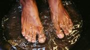 Por qué hay que poner los pies en agua con vinagre: ¿qué significa?