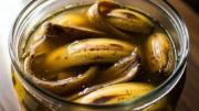 Para qué sirve mezclar vinagre con cáscara de banana: un truco para tu casa que no falla