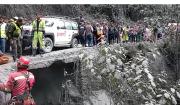 UN HOMBRE PIERDE LA VIDA TRAS CAER CON SU MOTOCICLETA POR UN BARRANCO DE 30 METROS DE PROFUNDIDAD EN YUNGAS