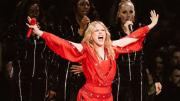 Kylie Minogue la “Madonna australiana” se vistió de Argentina y desplegó su bola de boliche en el Movistar Arena