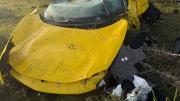 Guernica: una Ferrari se despistó y terminó destrozada dentro de un campo