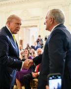 Trump ordena combatir narcos con su ejército, en el extranjero