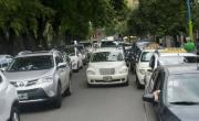 ¿Cuánto espacio hay que dejar en un auto y otro al estacionar?