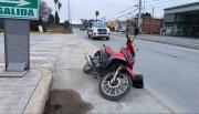 VIDEO: conducía su moto, se descompensó, cayó y fue llevada urgente al hospital San Bernando