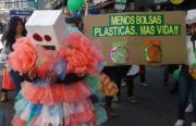Activistas llevan adelante una maratón de reciclaje hoy en el parque Bolivar de Tarija