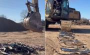 A hacer explosiones a otro lado: con una grúa sobre orugas, aplastaron decenas de caños de escape de motos en Berisso