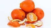 Cáscaras de mandarina y vinagre: el potente limpiador casero que desinfecta y ahuyenta insectos