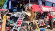 Tragedia en Brasil: 11 muertos al chocar un ómnibus turístico y un camión