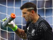 Dibu Martínez es el villano favorito de los franceses: lluvia de silbidos en Marsella