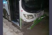 Ebrio hurtó un colectivo, huyó a gran velocidad, chocó contra un poste y fue aprehendido