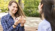 La psicología reveló por qué muchas personas hablan moviendo las manos: el significado detrás de este comportamiento