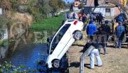 Susto en villa Lavalle: un auto cayó al canal Velarde