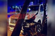 Menor de 17 años alcoholizado destrozó la camioneta contra un poste