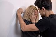 Monstruo golpeó, mordió y asfixió a su novia porque quiso abandonarlo