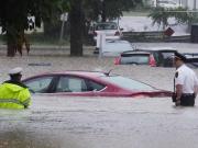 Autos arrastrados y casas tapadas por agua: dramáticos videos de las inundaciones en Wisconsin