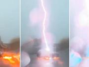 Un video captó el impresionante instante en que un rayo cae sobre un auto en movimiento
