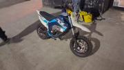 Destrozó una puerta de cristal para robar una moto