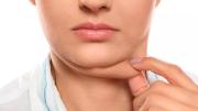 La faja facial que usan las celebridades: ¿realmente reduce la papada o es otro mito viral?