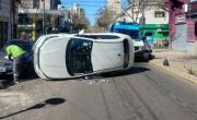 Se quedó dormido cuando viajaba con su hija, chocó un auto estacionado y volcó en pleno centro de La Plata
