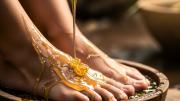 Lavarse los pies con miel: por qué recomiendan hacerlo y para qué sirve