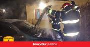 Bomberos sofocan incendio en un auto