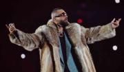 Maluma interrumpe su concierto para reprender a una fan que llevó a su bebé de un año