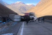 Dos camiones chocaron de frente en la ruta y una mujer quedó atrapada