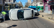 Fuerte accidente en pleno centro de La Plata: se quedó dormido al volante, chocó un auto estacionado y volcó