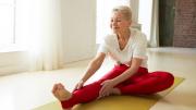 Cuáles son las mejores posturas de yoga que recomiendan especialistas para principiantes y adultos mayores