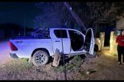 Derribó un poste con una camioneta y casi choca contra el frente de una casa