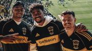 Con camisetas de Boca, los All Blacks vivieron el clásico contra Racing en La Bombonera