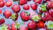 Por qué hay que lavar las frutillas con un chorro de vinagre: ¿qué significa?