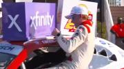 Insólito: ganó una carrera de NASCAR, pero terminó con una fractura por festejar