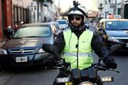 Camión de carga chocó la moto de un agente de tránsito