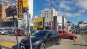 No puso el freno de mano y su auto chocó contra un semáforo
