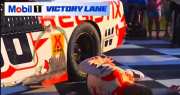 ¡Qué dolor!: ganó una carrera en Nascar pero se rompió la clavícula en el festejo